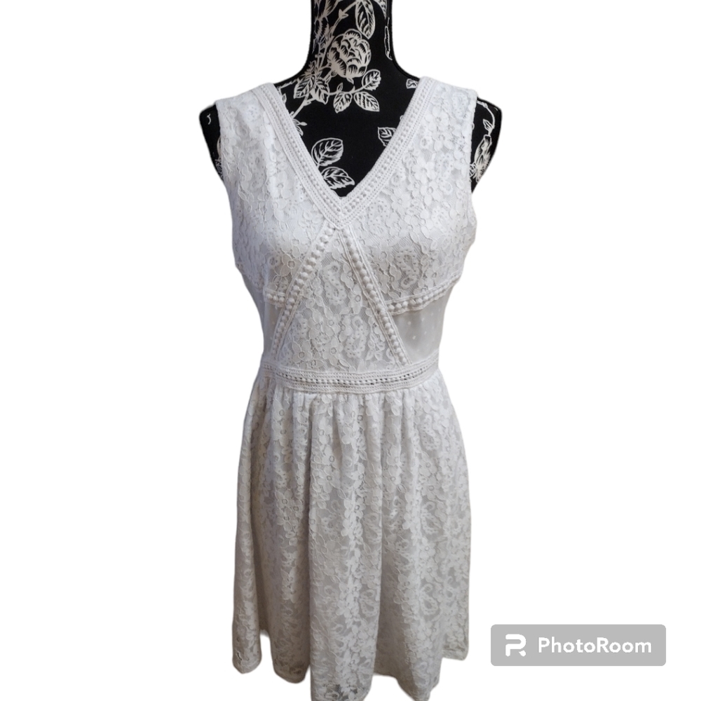 Mi Ami White sleeveless Lacey Dress